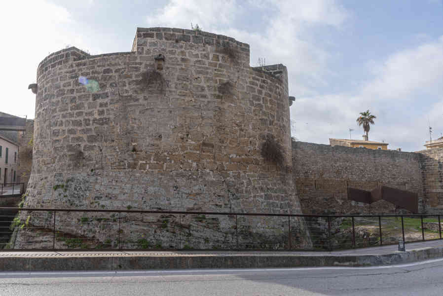Mallorca - Alcúdia 22 - muralla - Puerta de Vila Roja.jpg